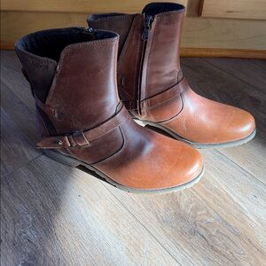 Size 7.5 TEVA deLavina low boots brand new